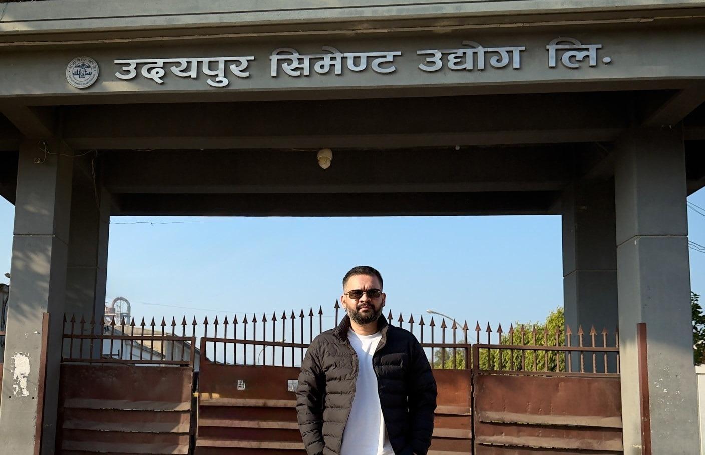 उदयपुर सिमेन्ट उद्योगको गेटमा उभिएर बालेनले भने-'उद्योग नै देशको मेरुदण्ड'