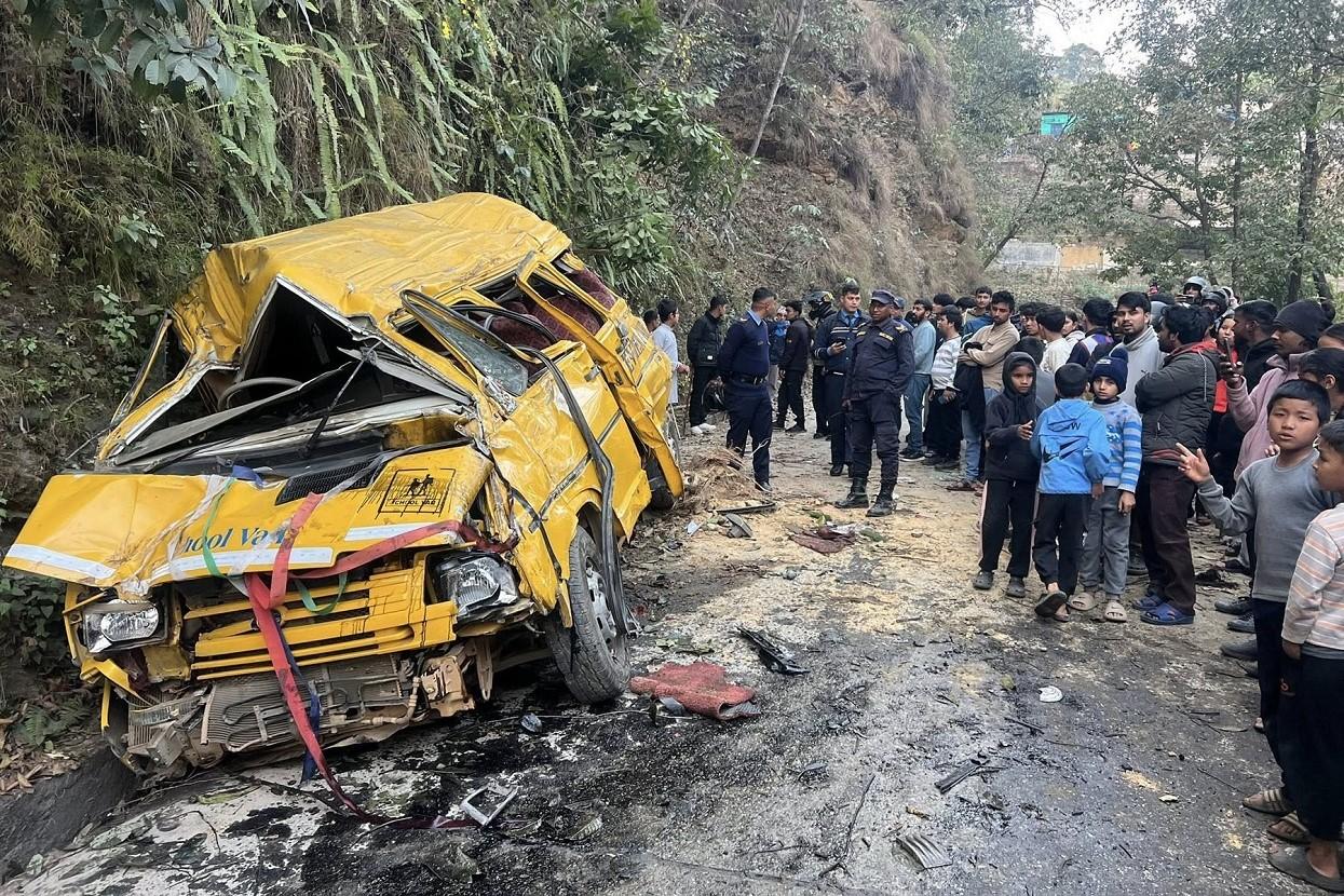 स्कूल बस दुर्घटनामा २३ विद्यार्थी घाइते