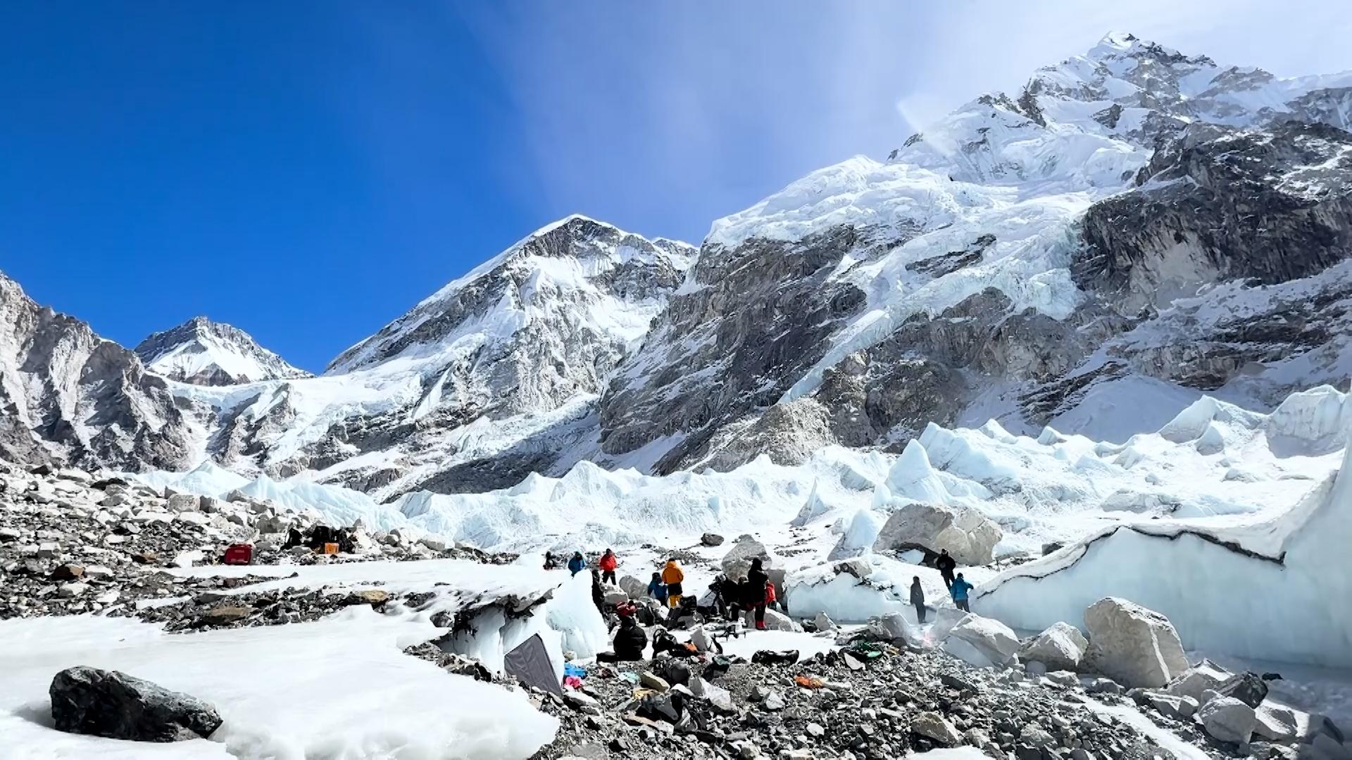 सुनसान सगरमाथा आधार शिविरमा अन्तर्राष्ट्रिय विज्ञापन छायाँकन