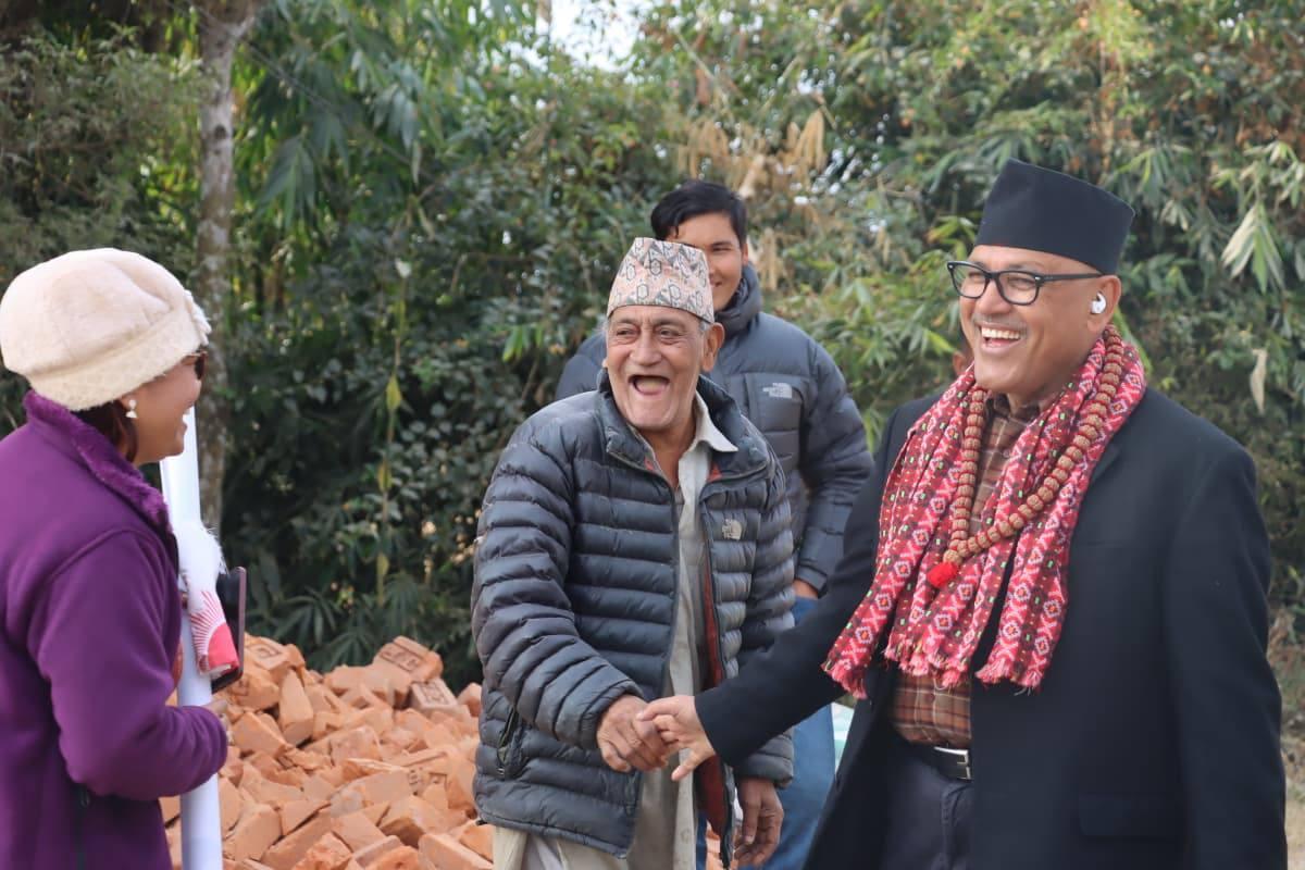 पूर्वराजदूत डा.कार्की चुनावी मैदानमा : सात बुँदे प्रतिवद्धता पत्र लिएर मतदाता भेट्दै