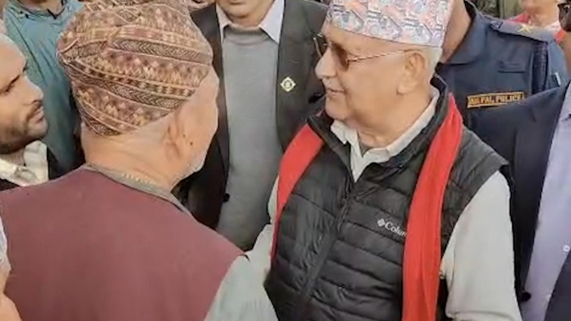 भेटघाटमा ओली : देश विकासका लागि विश्राम नलिन मतदाताको आग्रह