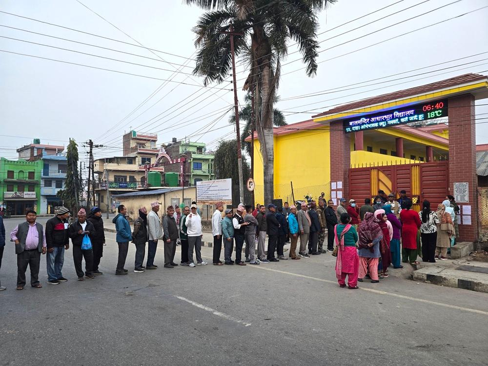 उदयपुरको कटारीमा प्रहरीको हतियारबाट गोली चल्यो, मतपेटिकामा क्षति