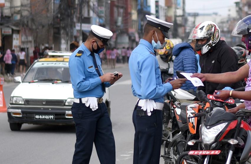 ट्राफिक नियम उल्लङ्घनमा २ हजार ६९२ चालक कारबाहीमा, ७ लाखभन्दा बढी राजस्व संकलन