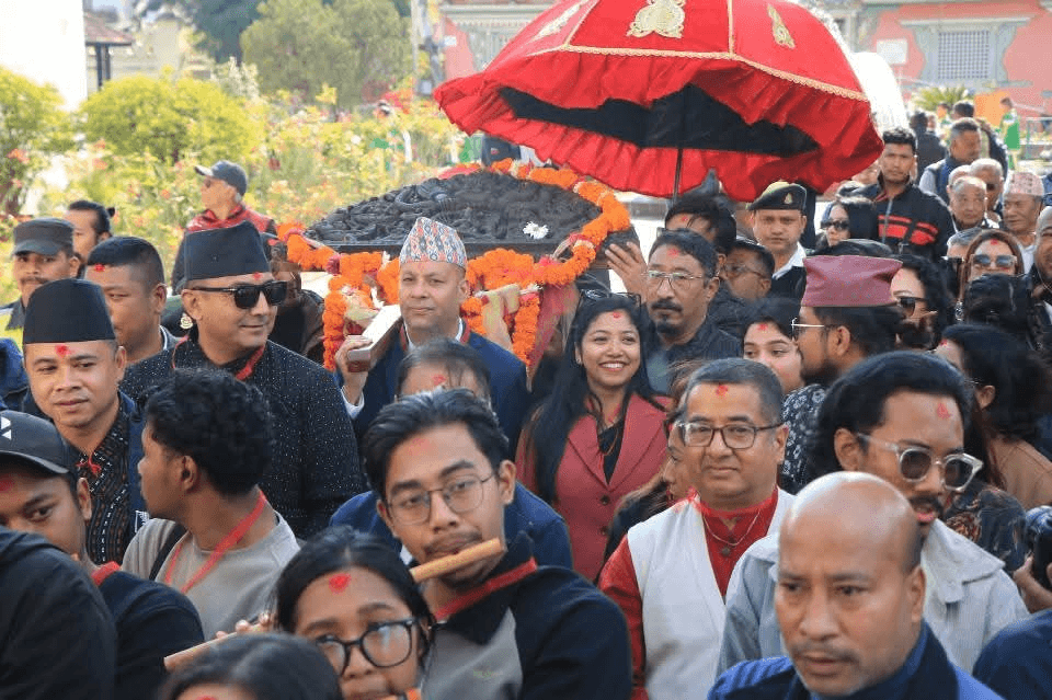अमेरिकाबाट फर्किएको चोरी भएको प्रस्तर बुद्ध मूर्ति आफ्नै मूल स्थानमा पुनःस्थापित