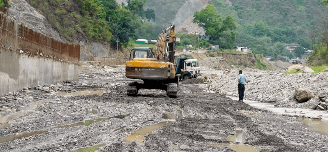 वर्षा र पहिरोले देशका विभिन्न राजमार्ग प्रभावित