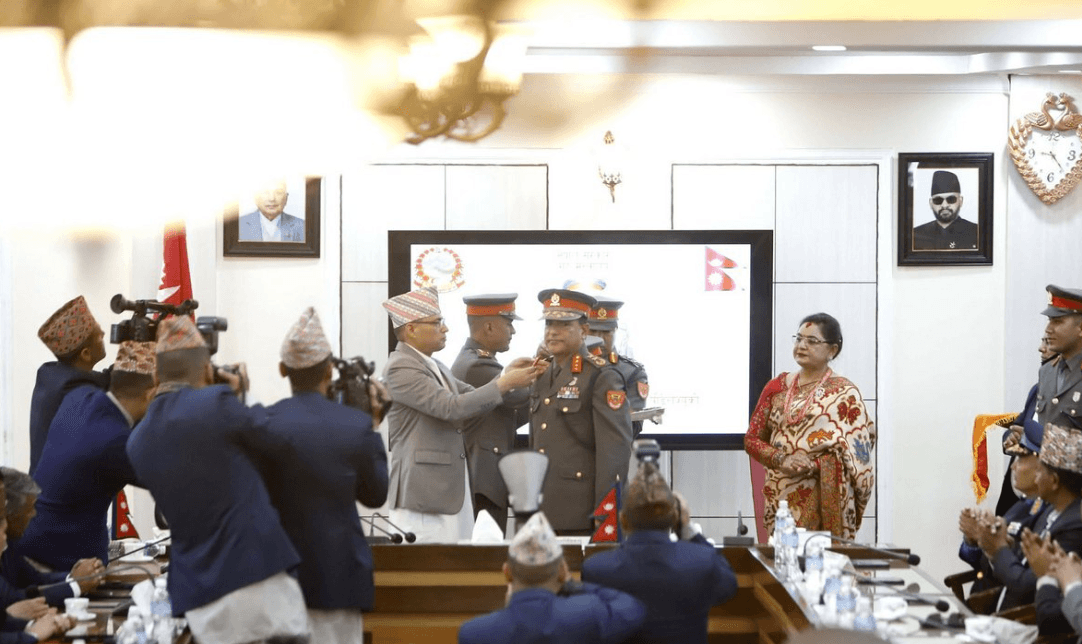 नवनियुक्त आईजी नारायणदत्त पौडेललाई दर्ज्यानी चिन्ह प्रदान