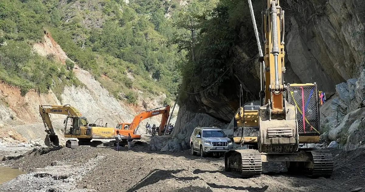 वर्षामा पनि रोकिने छैन बिपी राजमार्ग, गुड्नेछन् नयाँ ट्रयाकबाट गाडी