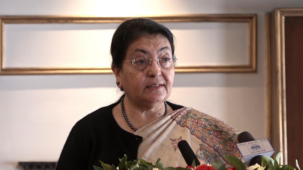 ओली र लेखकको पक्राउ 'अपरिपक्व' कदम, निर्णय फिर्ता लिन पूर्वराष्ट्रपति भण्डारीको आग्रह
