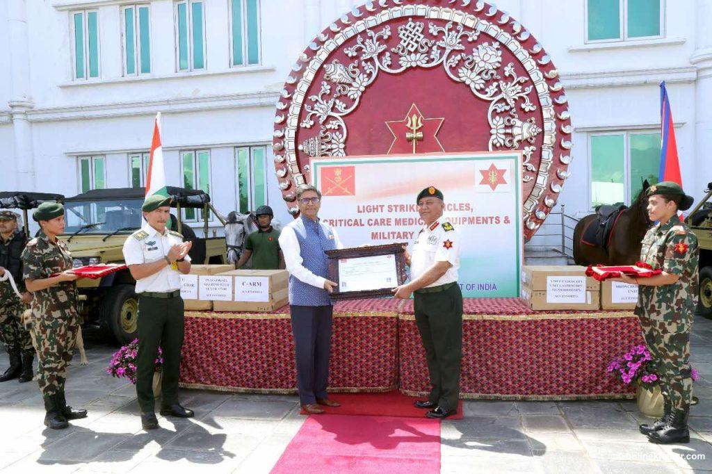 भारतीय विदेश सचिवद्वारा नेपाली सेनालाई सैन्य गाडी उपहार