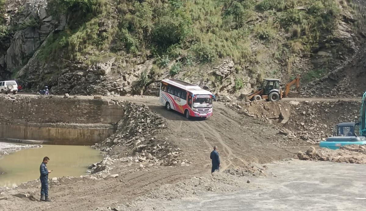 तीन दिनदेखि अवरुद्ध बिपी राजमार्ग आयो सञ्चालनमा