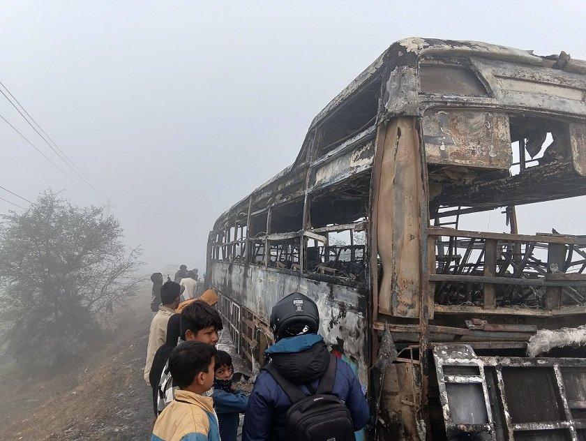 कपिलवस्तुमा गुडिरहेको बसमा आगलागी,यात्रुहरू सबै सकुशल