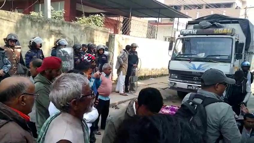 गौर करदाता सेवा कार्यालय सार्न खोजेपछि तनाव : व्यापारीद्वारा बजार बन्द र प्रदर्शन