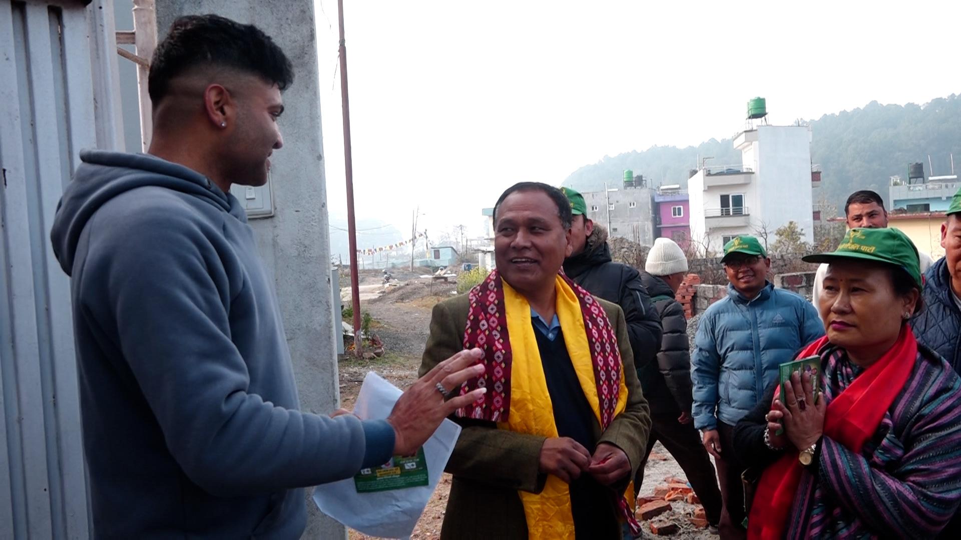 काठमाडौं ३ मा कुलमानको घरदैलो, मतदाताहरू परिवर्तनको पक्षमा रहेको दाबी