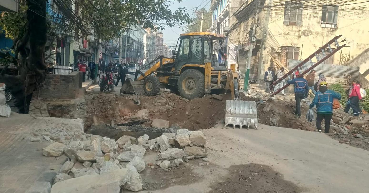 चार लेन सडक निर्माणका लागि विद्युत् पोल हटाइँदै