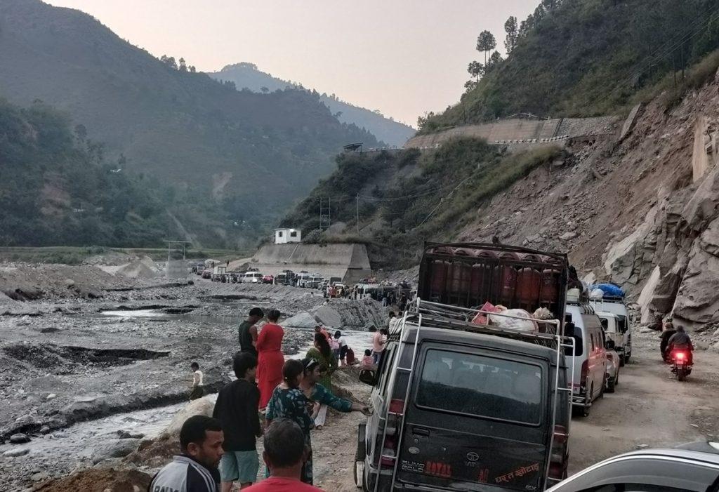 शुक्रबार साँझको वर्षापछि रोशी खोलामा आएको बाढीका कारण अवरुद्ध बिपी राजमार्गमा