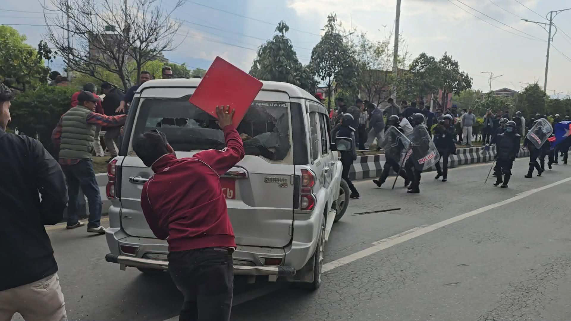ओली पक्राउको विरोधमा एमाले उग्र, माइतीघरमा निजी सवारीसाधन तोडफोड