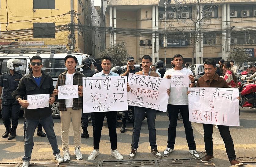 ४५ प्रतिशत भाडा छुटको माग गर्दै विद्यार्थी सडकमा