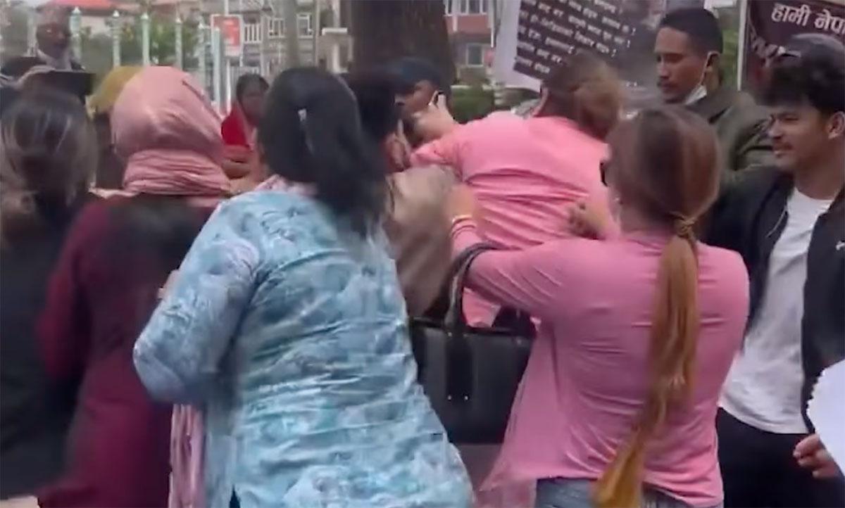 माइतीघरमा अम्बिका बस्नेत र शोभा पाठकबीच झडप, दुवै प्रहरी नियन्त्रणमा
