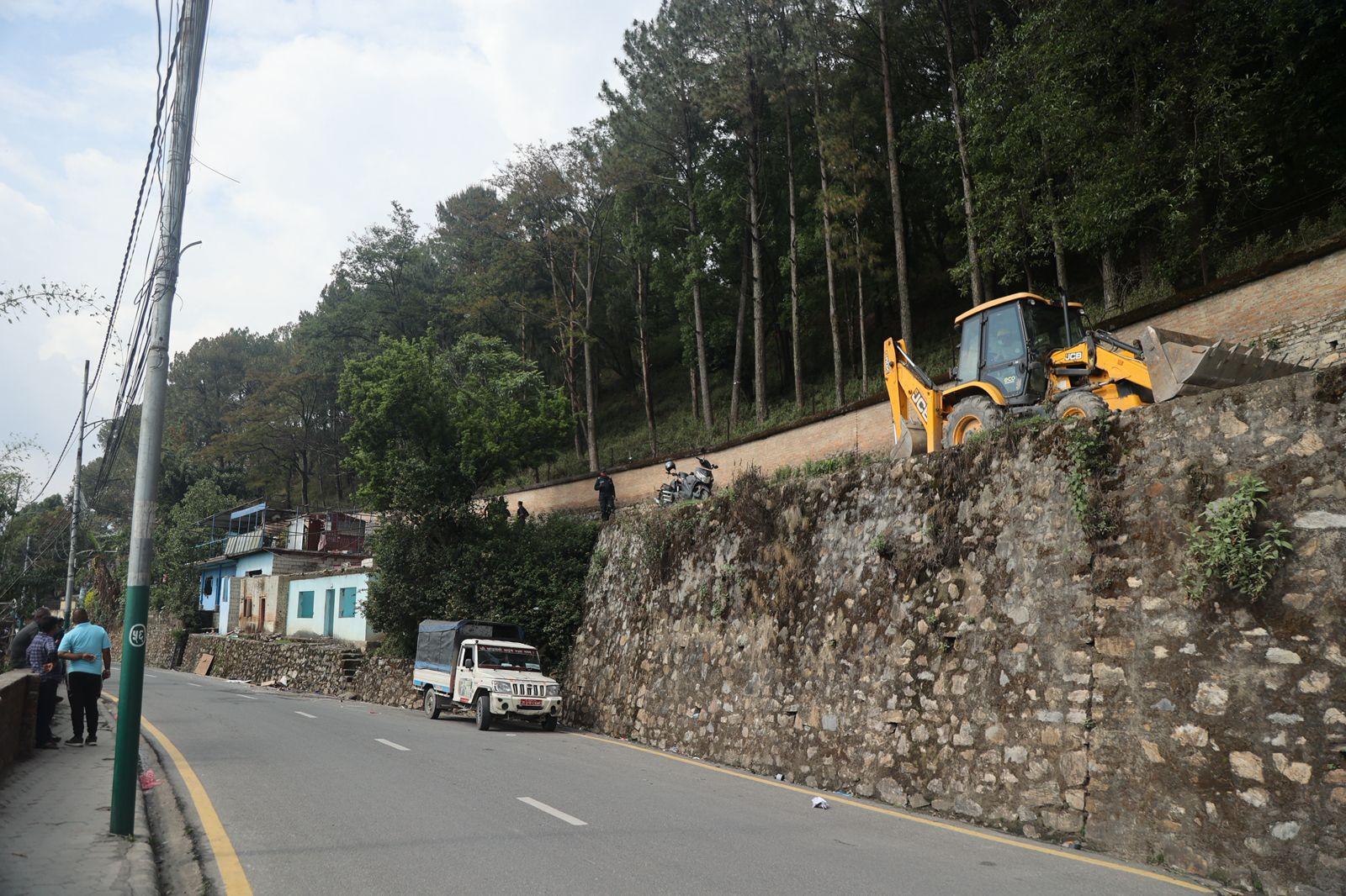 डोजरको उचाइ नपुग्दा कपनमा संरचना भत्काउने काम रोकियो