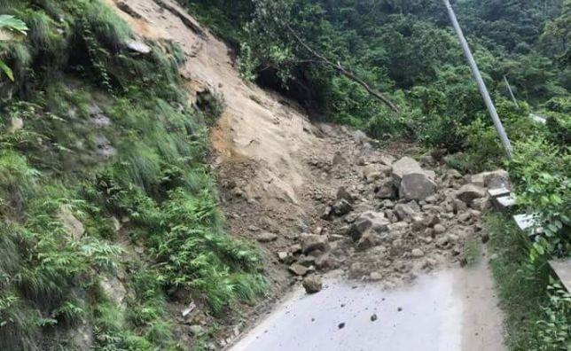 वर्षाका कारण पहिरो खस्दा मध्यपहाडी लोकमार्ग अवरुद्ध